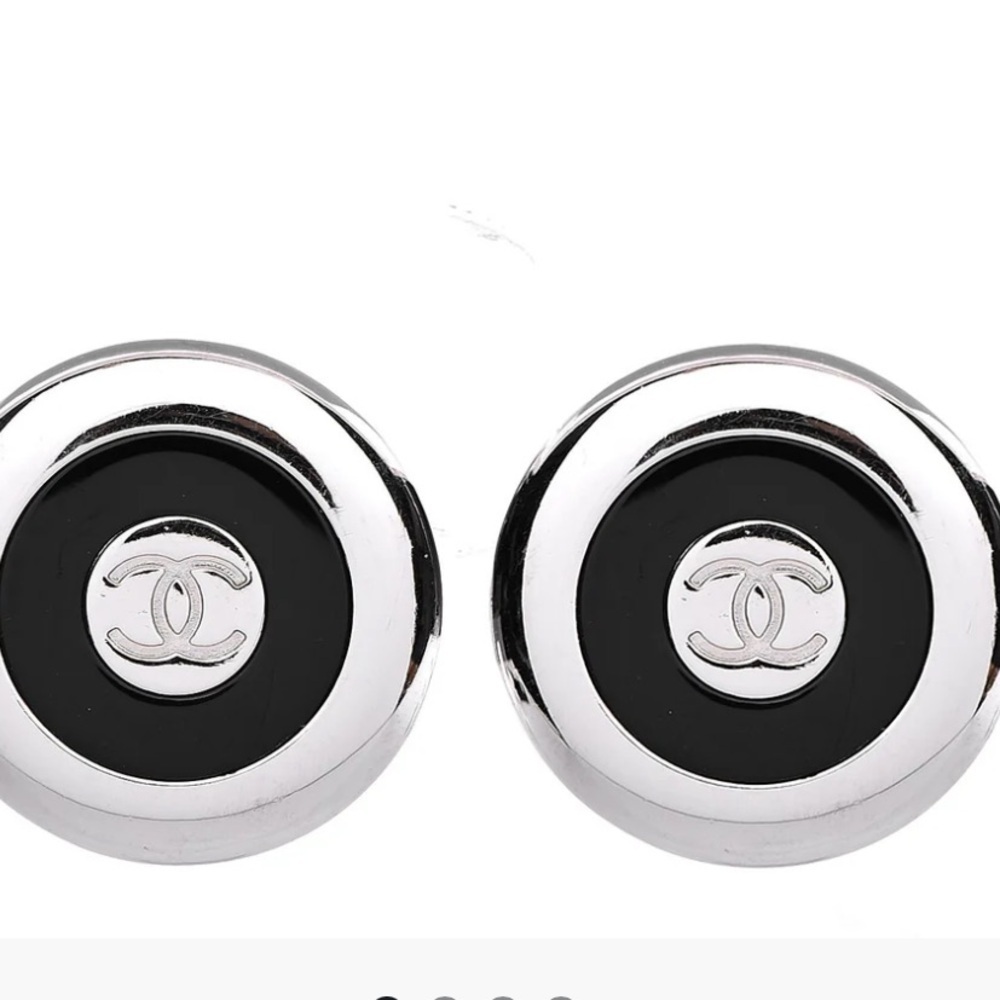 CHANEL Enamel CC Round Clip-On Earrings - Picture 3 of 11